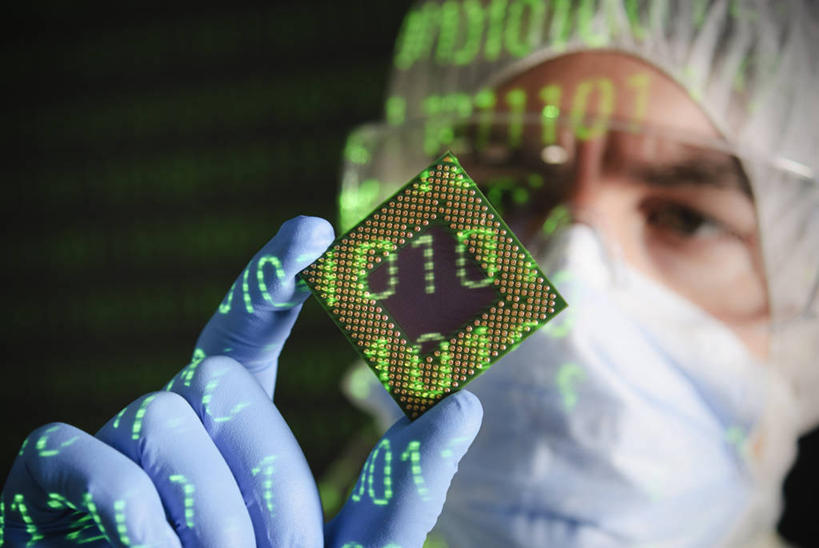 西方人,脸,头,脸颊,手,一个人,科学家,站,横图,室内,特写,白天,正面,安全,技术,数码,科技,帽子,金属制品,欧洲,欧洲人,仅一个男性,仅一个人,握,阴影,黑色背景,反射,二进制,分离,科学,金属,标志,数字,文字,眼镜,影子,字符,防护,过滤,分开,注视,标识,仅一个年轻男性,一个,口罩,手套,观察,看,站着,思考,手部,隔断,橡胶,握着,遮掩,摄影,阿拉伯数字,影棚,单个,观看,护目镜,保护,单手,隔离,芯片,察看,电脑芯片,卫生,掩盖,遮挡,运算,科研人员,储存,关注,净化,集成电路,间隔,保险,研究者,橡胶手套,预防,橡胶制品,遮盖,防尘,医生帽,科学研究者,医用手套,保全,周全,安稳,安定,一顶,掩饰,断绝,隔开,屏蔽,屏绝,远离,中断,阻遏,阻隔,一封,思虑,安全防护眼镜,计算机系统,数制,平安,男人,男性,年轻男性,白种人,头部,脸部,脸蛋,面部,科学工作者,站立,半身,彩图,影棚拍摄,拍摄,防护眼镜