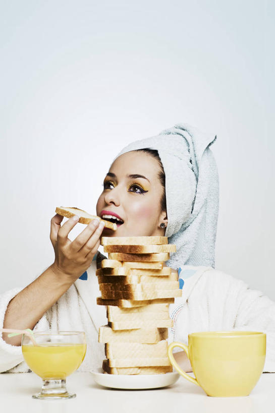 果汁,西方人,一个人,坐,吃,竖图,室内,白天,正面,浴袍,餐桌,桌子,杯子,餐具,欧洲,欧洲人,仅一个年轻女性,仅一个女性,仅一个人,起伏,握,标志,碟子,纺织物,盘,文字,字符,勺子,墙,橙汁,饮品,拿,拿着,注视,标识,墙壁,墙面,玻璃制品,饮料,白色,盘子,水杯,调羹,碟,毛巾,汤匙,观察,看,清洁,握着,餐台,观看,保暖,凹凸,察看,甜橙,关注,可口,透气,防水,盲文,储水,耐磨,吸水,适口,点字,凸字,年轻女性,女人,女性,白种人,玻璃杯,橙子,橙,嚼,食,抬头,仰头,坐着,半身,彩图,汤帷子,浴衣,鹄壳,黄橙,黄果,金橙,金环,金球,糖橙