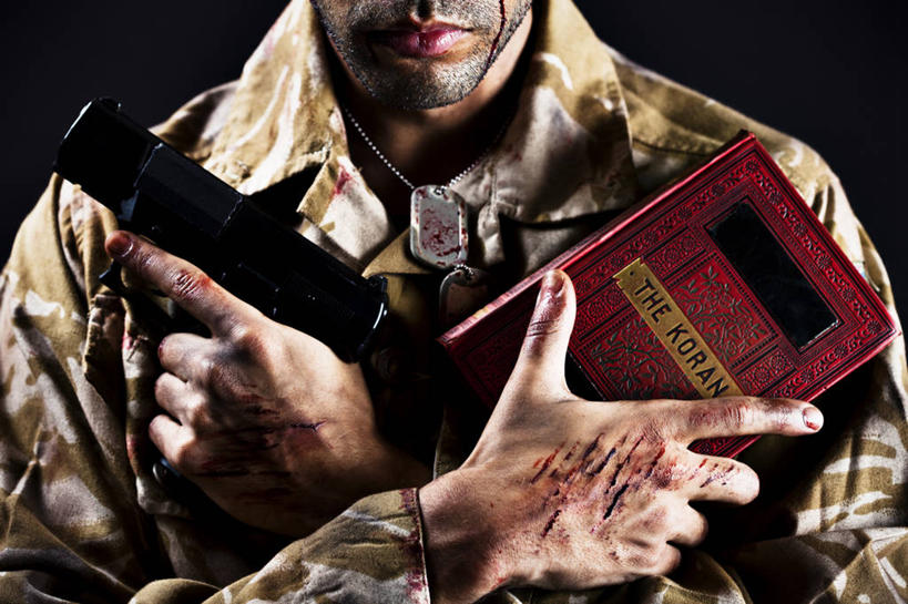 西方人,手,一个人,站,横图,室内,特写,白天,正面,制服,竞争,书籍,欧洲,欧洲人,双手,仅一个男性,仅一个人,对抗,握,黑色背景,节日,冲突,枪支,凌乱,拿,拿着,破坏,文化,仅一个年轻男性,衣服,书本,祈祷,站着,健康,手部,武器,战争,握着,许愿,摄影,宗教,手枪,肮脏,信仰,影棚,纪念,军人,祈求,损坏,混乱,军装,伊斯兰教,攻击,威胁,对立,矛盾,兵器,迷彩服,军服,经书,防御,枪械,古兰经,邋遢,弹夹,敌对,挫败,斗争,抗拒,抗衡,杀伤,威慑,纷乱,缭乱,庞杂,龌龊,污秽,子弹夹,伪装服,野战服,作战服,平安,危险,男人,男性,年轻男性,白种人,书,图书,站立,半身,彩图,影棚拍摄,拍摄