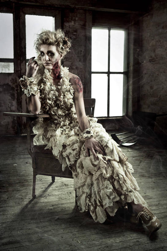 西方人,一个人,坐,竖图,室内,白天,正面,晚礼服,床,椅子,欧洲,欧洲人,仅一个年轻女性,仅一个女性,仅一个人,木椅,床单,注视,被子,观察,看,血液,单人床,观看,察看,被单,恐怖,关注,可怕,可骇,年轻女性,女人,女性,白种人,坐着,彩图,全身,晚宴服,舞会服,洋服,洋装,夜礼服