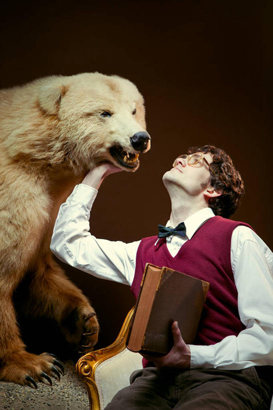 西方人,一个人,坐,闭眼,摸,竖图,室内,白天,正面,西装,北极熊,野生动物,熊,书籍,欧洲,欧洲人,仅一个男性,仅一个人,抚摸,握,阴影,套装,正装,反射,领结,影子,拿,拿着,职业装,仅一个年轻男性,一只,动物,书本,握着,象征,庄重,身份,凶猛,正式,地位,残暴,凶残,男人,男性,年轻男性,白种人,书,图书,白熊,闭眼睛,闭着眼,闭着眼睛,触摸,接触,抬头,仰头,坐着,半身,彩图