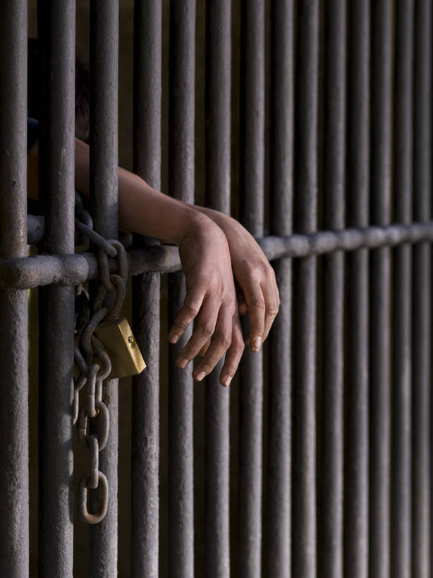 一个人,栏杆,竖图,室内,白天,侧面,安全,仅一个男性,仅一个人,阴影,反射,影子,围栏,防护,护栏,锁,仅一个年轻男性,搭,监狱,铁环,保护,锁链,链条,监禁,束缚,犯人,罪犯,搭着,限制,保险,私密,关押,监牢,牢狱,囚犯,保全,周全,安稳,安定,防盗,约束,监管,禁闭,监犯,囚徒,罪人,平安,男人,男性,年轻男性,看守,半身,彩图