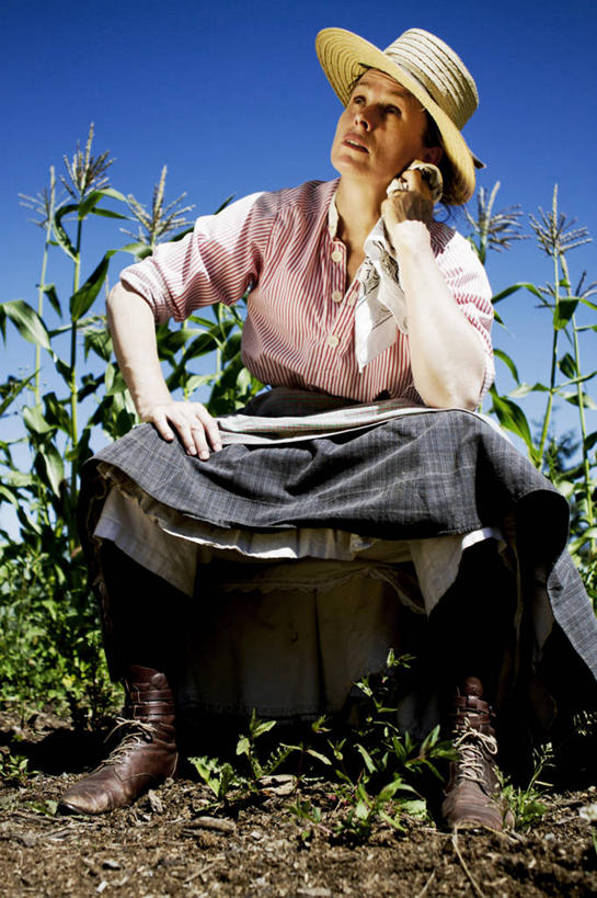 西方人,一个人,农田,坐,笑,微笑,露齿笑,竖图,室外,白天,仰视,庄稼,农作物,玉米,帽子,椅子,欧洲,欧洲人,仅一个女性,仅一个人,擦,撑,抚摸,阴影,服装,光线,棒子,纺织物,影子,玉蜀黍,扭头,注视,休闲装,衣服,蓝色,蓝天,天空,阳光,遮阳帽,毛巾,天,扶,观察,看,清洁,转头,仅一个中年女性,休闲,休闲服,擦拭,服饰,晴朗,观看,保暖,苞米,察看,撑着,扶着,关注,苞芦,透气,防水,苞谷,万里无云,包谷,大蜀黍,番麦,薏米包,玉高粱,玉麦,珍珠米,储水,耐磨,吸水,揩擦,拭,女人,女性,中年女性,白种人,晴空,晴空万里,抬头,仰头,坐着,彩图,低角度拍摄,全身,耕地,庄稼田,轻抚