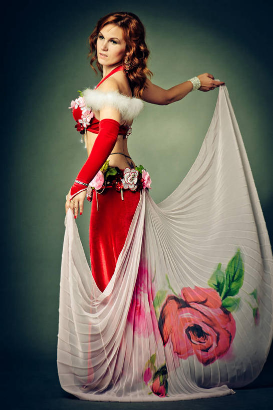 西方人,一个人,跳舞者,站,伸展双臂,竖图,室内,白天,侧面,跳舞,欧洲,欧洲人,仅一个年轻女性,仅一个女性,仅一个人,绿色背景,服装,拎,扭头,注视,装饰品,衣服,饰品,手链,首饰,观察,看,站着,转头,提,摄影,服饰,手镯,影棚,观看,察看,提着,衣着,穿着,关注,镯子,舞姿,表演服,演出服,肚皮舞,衣饰,道具服,年轻女性,女人,女性,白种人,舞蹈家,舞蹈演员,舞者,敞开双臂,伸开双臂,展开双肩,站立,张开手臂,张开双臂,彩图,全身,影棚拍摄,拍摄,舞蹈,拎着