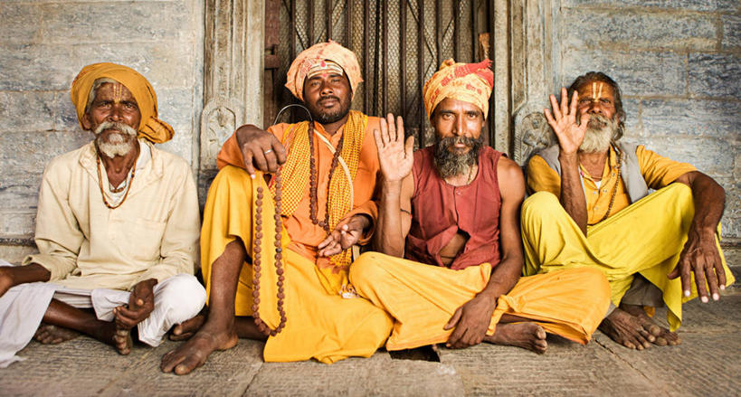 东方人,四个人,伙伴,朋友,坐,举,盘腿,横图,室外,白天,正面,民族服装,友谊,门,项链,亚洲,艺术,彩绘,瓷砖,地砖,头巾,墙,地面,挥手,注视,黄种人,光脚,文化,再见,墙壁,墙面,装饰品,饰品,首饰,门框,观察,看,手势,托,招手,赤脚,搭,告别,观看,察看,搭着,关注,摆动,人体彩绘,离别,美观,辞行,纹身彩绘,友情,老年男性,男人,男性,中年男性,亚洲人,比丘,高僧,僧,僧侣,僧人,沙弥,修行僧,举起,举手,举着,盘腿而坐,盘膝,盘着腿的,盘着腿坐,双腿交叉,向上举,向上伸,向上托,坐着,半身,彩图,传统服装,民俗服