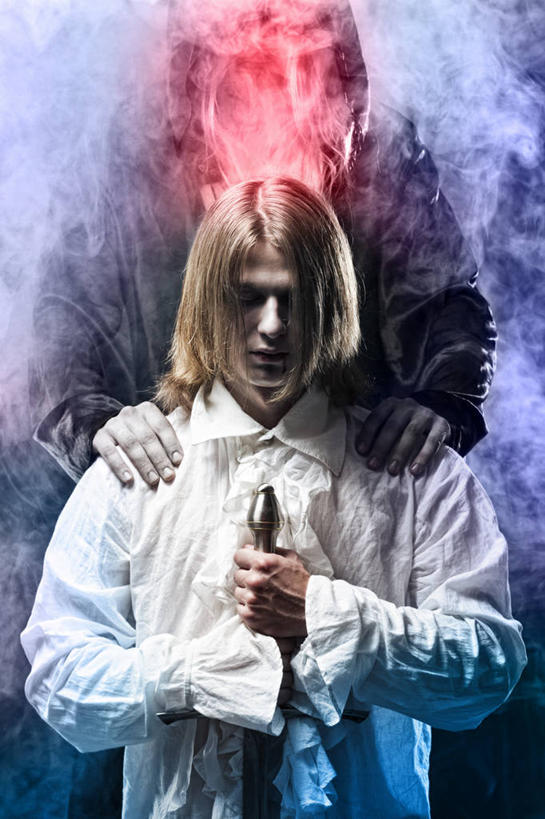 西方人,两个人,站,闭眼,竖图,室外,白天,正面,竞争,数码,科技,欧洲,欧洲人,对抗,握,阴影,服装,节日,庆祝,冲突,网络,烟雾,高光,几何,计算机图形,拿,合成,拿着,破坏,文化,衣服,站着,庆典,万圣节,武器,烟,战争,搭,握着,服饰,纪念,损坏,电脑合成图,数码合成图,剑,攻击,威胁,衣着,合成图,穿着,搭着,对立,矛盾,兵器,防御,怪物,表演服,演出服,写实,具体,具象,敌对,挫败,斗争,抗拒,抗衡,杀伤,威慑,鬼怪,衣饰,鬼魂,道具服,百兵之君,短兵,危险,男人,男性,年轻男性,年轻女性,女人,女性,白种人,闭眼睛,闭着眼,闭着眼睛,站立,半身,彩图