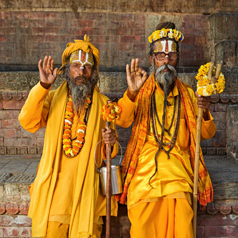 两个人,伙伴,朋友,和尚,站,举,横图,室外,白天,正面,民族服装,满意,友谊,胜利,项链,亚洲,握,阴影,艺术,装饰,盛开,光线,彩绘,花环,头巾,眼镜,影子,墙,拿,花蕾,挥手,拿着,注视,文化,再见,墙壁,墙面,装饰品,花,花瓣,花朵,鲜花,阳光,饰品,首饰,花苞,花蕊,观察,看,手势,托,站着,招手,同意,ok手势,握着,拐杖,告别,观看,老花镜,华丽,修饰,手杖,点缀,察看,关注,摆动,人体彩绘,离别,衬托,美观,雅致,雅观,辞行,远视眼镜,纹身彩绘,友情,老年男性,男人,男性,亚洲人,印度人,比丘,高僧,僧,僧侣,僧人,沙弥,修行僧,举起,举手,举着,向上举,向上伸,向上托,站立,半身,彩图,传统服装,民俗服,同意手势