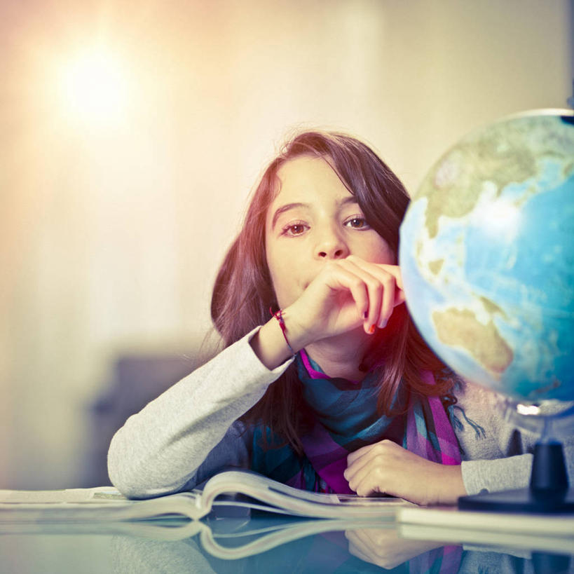 西方人,儿童,一个人,坐,方图,室内,白天,正面,纯洁,仪器,海洋,桌子,地图,书籍,欧洲,欧洲人,仅一个女性,仅一个人,一本,撑,阴影,服装,朦胧,模糊,反射,网格,地球仪,线条,影子,世界地图,墙,地球,陆地,全球,注视,休闲装,书桌,墙壁,墙面,球,装饰品,一个,小孩,衣服,灰色,经纬线,课桌,模型,饰品,手链,首饰,书本,观察,看,仅一个小孩,休闲,球体,休闲服,可爱,童年,童趣,搭,遮,遮掩,地理,国家,服饰,手镯,单个,观看,大陆,察看,世界,掩盖,撑着,遮挡,搭着,关注,纬线,镯子,版图,经线,童真,烂漫,无邪,遮盖,经纬仪,地理学,掩饰,天真,女孩,女人,女性,白种人,孩子,书,图书,坐着,半身,彩图,大洋,大洲,女生