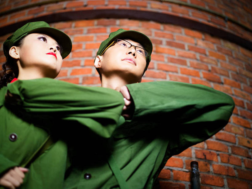 东方人,两个人,站,横图,室内,白天,仰视,制服,爱情,建材,建筑,帽子,亚洲,士兵,握,阴影,反射,材料,眼镜,影子,砖,砖块,墙,浪漫,注视,黄种人,墙壁,墙面,衣服,绿色,观察,看,站着,温暖,温馨,砖头,恩爱,握着,恋人,建造,军帽,观看,军人,和睦,察看,军装,关注,军服,近视眼镜,男人,男性,年轻男性,年轻女性,女人,女性,亚洲人,情侣,石料,站立,半身,彩图,低角度拍摄,砌墙砖,伴侣,融洽