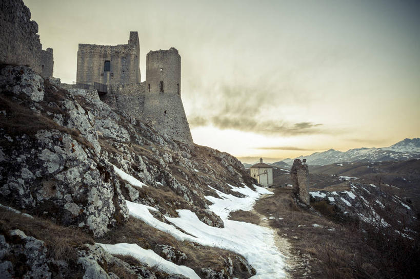 无人,横图,室外,白天,正面,旅游,度假,美景,山,山脉,意大利,欧洲,阴影,光线,影子,堡垒,城堡,景观,山峰,云,云朵,山峦,云彩,娱乐,蓝色,白云,蓝天,天空,阳光,自然,群山,天,享受,休闲,景色,放松,晴朗,要塞,南欧,自然风光,意大利共和国,设防,阿布鲁佐,阿布鲁佐大区,晴空,彩图