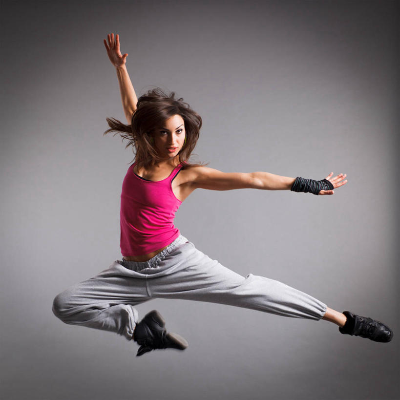 西方人,一个人,跳舞者,跳,伸展双臂,笑,微笑,露齿笑,方图,室内,白天,正面,运动服,跳舞,欧洲,欧洲人,仅一个年轻女性,仅一个女性,仅一个人,阴影,灰色背景,服装,装饰,反射,影子,半空,注视,衣服,粉色,灰色,手套,观察,看,温暖,便捷,摄影,服饰,影棚,观看,张开双腿,保暖,华丽,点缀,察看,便利,衣着,御寒,穿着,关注,灵活,舞姿,霹雳舞,衬托,美观,雅致,雅观,衣饰,展开双腿,年轻女性,女人,女性,白种人,舞蹈家,舞蹈演员,舞者,敞开双臂,伸开双臂,跳跃,展开双肩,张开手臂,张开双臂,彩图,全身,影棚拍摄,拍摄,舞蹈,半截手套,伸展双腿,运动装