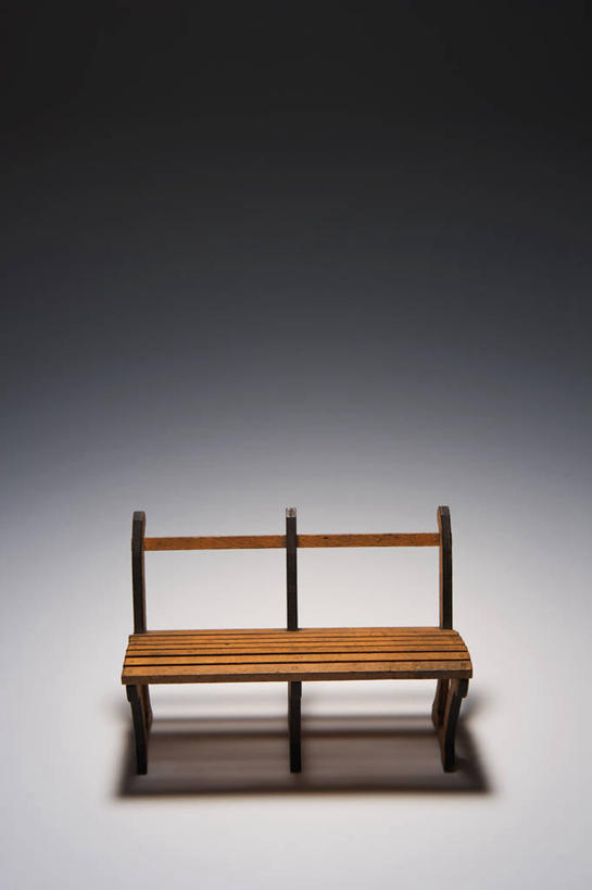 无人,竖图,室内,特写,白天,正面,游戏,静物,玩具,椅子,一把,阴影,灰色背景,反射,影子,木椅,玩,娱乐,休闲,益智,摄影,影棚,活动,发泄,消遣,智力,宣泄,玩耍,嬉戏,彩图,影棚拍摄,拍摄