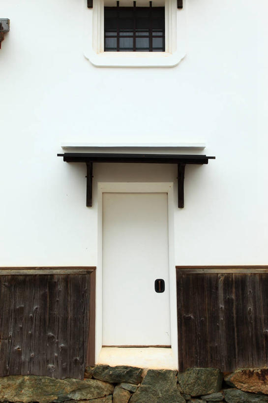 无人,竖图,室外,白天,正面,度假,石头,美景,窗户,门,城市风光,城市,爱媛县,日本,亚洲,阴影,光线,石子,影子,墙,景观,娱乐,玻璃窗,墙壁,墙面,白色,阳光,门框,享受,休闲,景色,放松,东亚,日本国,爱媛,四国地方,四国,四国岛,石块,岩石,彩图,大洲市