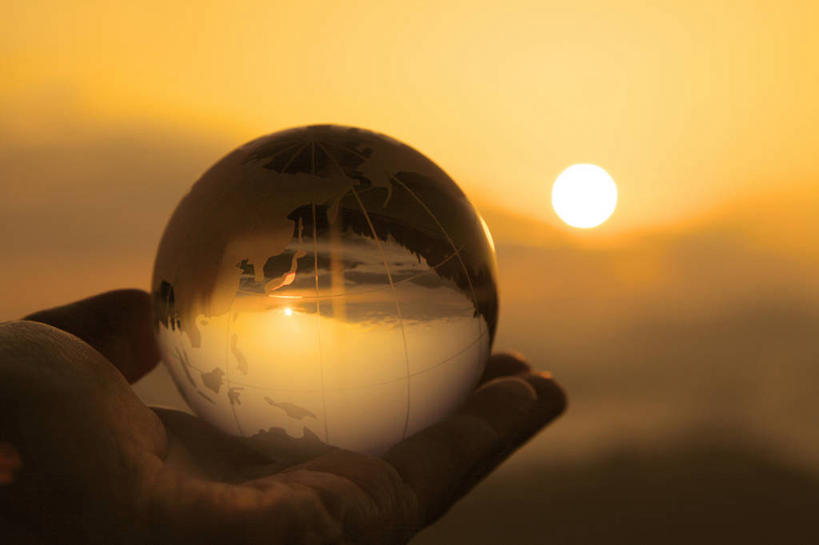 手,捧,横图,室外,特写,白天,正面,仪器,日出,海洋,太阳,地图,朦胧,模糊,透明,网格,地球仪,线条,世界地图,地球,陆地,水晶,朝霞,晨曦,黎明,背光,全球,球,一个,倒影,天空,阳光,经纬线,模型,天,球体,手部,水晶球,地理,国家,单个,单手,大陆,倒映,世界,纬线,逆光,版图,经线,经纬仪,地理学,反照,朝阳,端,端着,捧着,手捧,半身,彩图,卯时,破晓,日始,大洋,大洲