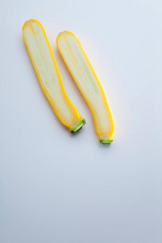 无人,竖图,俯视,室内,特写,白天,餐桌,桌子,蔬菜,切开,阴影,蓝色背景,新鲜,反射,影子,食品,西葫芦,食物,两个,黄色,蓝色,切,白瓜,摄影,有机食品,绿色食品,影棚,餐台,剖面,切面,笋瓜,北瓜,茭瓜,彩图,高角度拍摄,影棚拍摄,拍摄