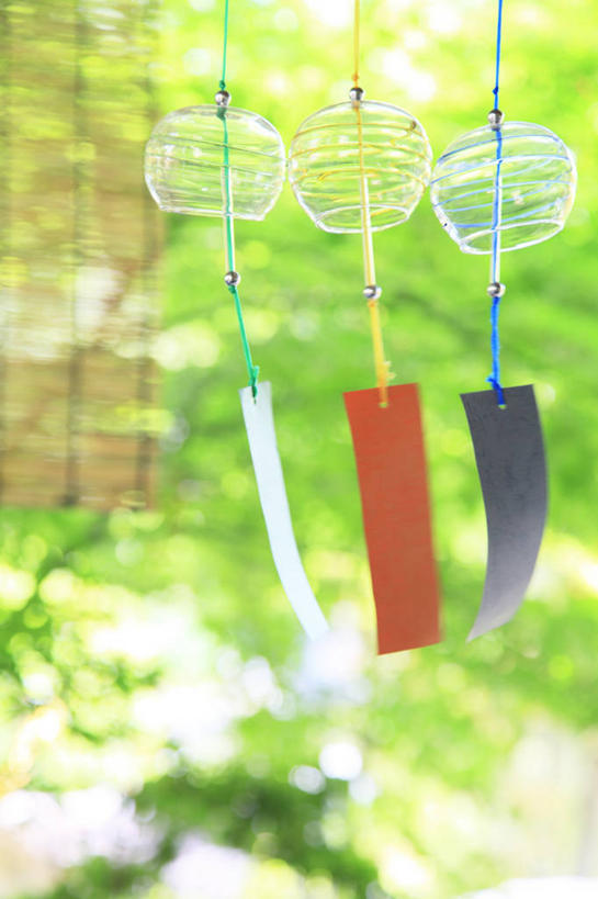 无人,竖图,室内,特写,白天,正面,幸福,运气,树林,植物,风铃,玻璃,日本,亚洲,吊挂,悬挂,阴影,朦胧,模糊,装饰,光线,影子,竹帘,挂,玻璃制品,树,树木,三个,红色,蓝色,绿色,阳光,自然,帘子,祈祷,祈福,警示,许愿,生长,成长,华丽,修饰,祈求,吉祥,点缀,平和,问候,东亚,警惕,日本国,衬托,美观,雅致,雅观,思念,想念,玉振,幸运,占风铎,彩图,日式风铃