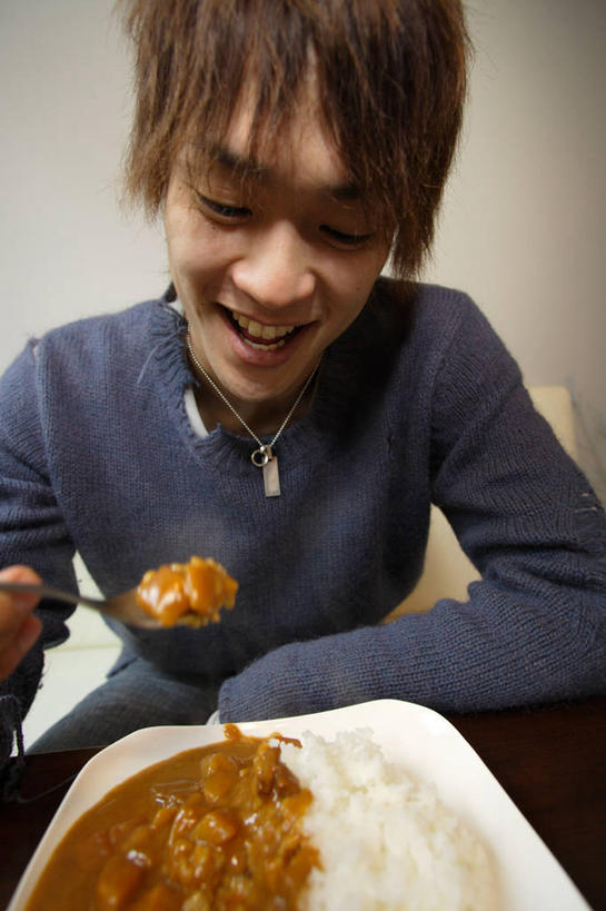 米饭,咖哩,东方人,一个人,坐,笑,微笑,露齿笑,竖图,室内,白天,正面,烹饪,餐桌,桌子,餐具,亚洲,仅一个男性,仅一个人,握,阴影,服装,反射,碟子,盘,影子,勺子,炒饭,调料,料理,食品,饭,调味品,拿,调味料,拿着,注视,休闲装,黄种人,咖喱,菜肴,美食,食物,仅一个年轻男性,一个,衣服,盘子,调羹,碟,汤匙,低头,观察,看,休闲,休闲服,咖喱炒饭,握着,服饰,佳肴,单个,餐台,观看,五谷,察看,关注,垂头,印度菜,印度料理,男人,男性,年轻男性,亚洲人,坐着,半身,彩图