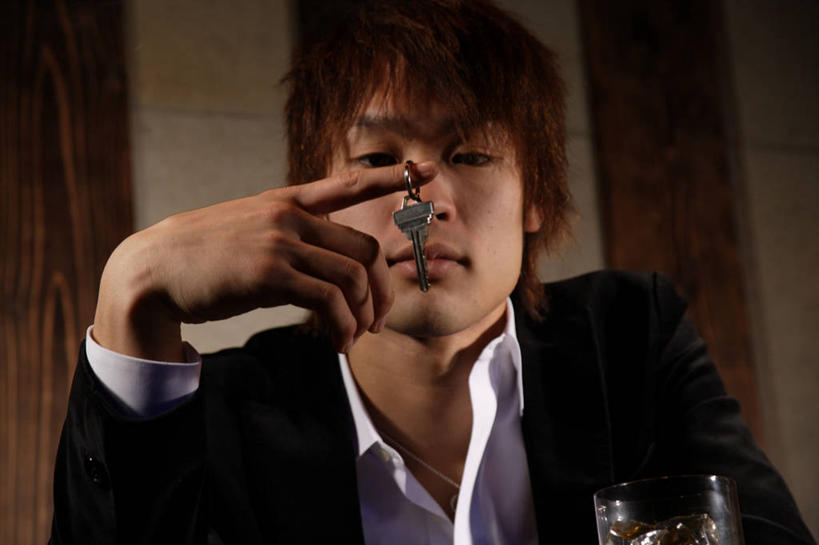 东方人,一个人,酒吧,坐,横图,室内,白天,正面,衬衫,西装,安全,杯子,亚洲,仅一个男性,仅一个人,握,阴影,套装,服装,正装,反射,影子,防护,钥匙,拿,拿着,注视,职业装,黄种人,玻璃制品,仅一个年轻男性,一个,衣服,水杯,观察,看,握着,服饰,单个,观看,保护,察看,开启,衣着,穿着,封闭,关注,保险,私密,保全,周全,安稳,安定,防盗,衣饰,平安,男人,男性,年轻男性,亚洲人,玻璃杯,坐着,半身,彩图,衬衣,酒吧间,酒馆