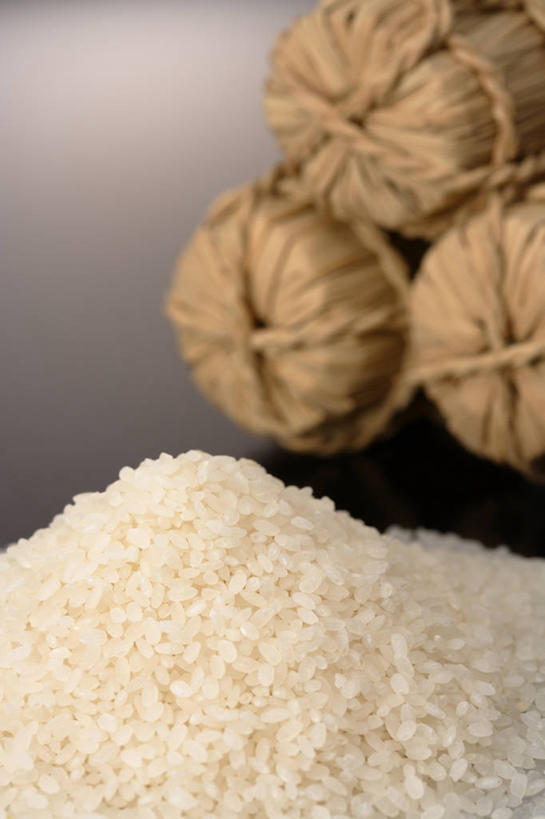 无人,竖图,俯视,室内,特写,白天,一堆,许多,堆叠,堆积,黑色背景,谷类,谷物,米,很多,大米,三个,绳子,摄影,影棚,堆,捆绑,绳索,秸秆,绑缚,彩图,高角度拍摄,影棚拍摄,拍摄