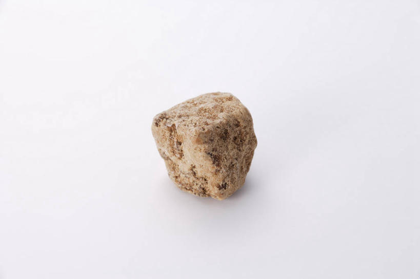 无人,横图,俯视,室内,特写,白天,白色背景,一块,阴影,反射,影子,糖,保健,摄影,影棚,红糖,止痛,补血,化淤,健脾,暖胃,益气,彩图,高角度拍摄,影棚拍摄,拍摄,活血