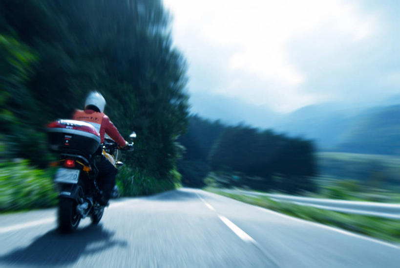 东方人,一个人,栏杆,坐,横图,室外,白天,旅游,度假,草地,草坪,美景,树林,植物,道路,路,公路,摩托车,帽子,日本,亚洲,仅一个男性,仅一个人,一辆,握,朦胧,模糊,扶手,头盔,景观,云,云朵,分界线,停车线,交通,云彩,黄种人,娱乐,护栏,车,草,树,树木,仅一个年轻男性,背面,蓝色,绿色,白云,蓝天,天空,自然,安全帽,交通工具,天,驾驶,行驶,享受,休闲,景色,放松,握着,生长,晴朗,成长,车行道,车行道分界线,操纵,控制,自然风光,载具,标线,东亚,操控,车行线,本州,本州岛,日本国,中国地方,把持,鸟取,鸟取县,男人,男性,年轻男性,亚洲人,晴空,马路,坐着,彩图,全身,大山町,西伯郡