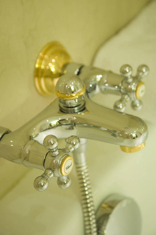 无人,竖图,俯视,室内,特写,白天,建材,卫生间,浴室,建筑,静物,金属制品,阴影,反射,金属,材料,瓷砖,水龙头,影子,墙,开关,墙砖,墙壁,墙面,浴缸,打开,建造,阀门,开启,卫浴设备,水咀,水管装置,淋浴房,彩图,高角度拍摄,冲凉房,沐浴间,沐浴室,墙面砖