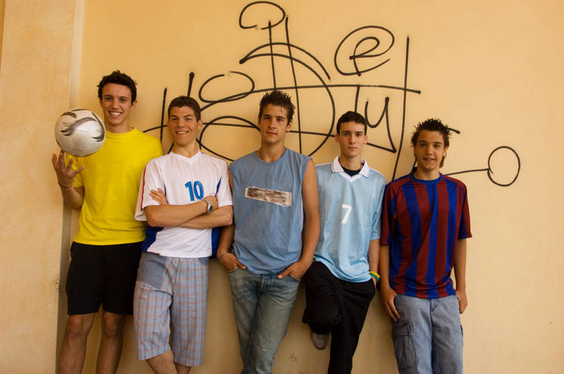 西方人,伙伴,朋友,站,笑,双手交叉,微笑,露齿笑,横图,室外,白天,正面,运动服,绘画,友谊,足球,欧洲,欧洲人,五个人,一排,握,服装,艺术,整齐,装饰,标志,数字,文字,字符,墙,足球装备,许多人,拿,拿着,注视,文化,标识,运动器械,壁画,墙壁,墙面,排列,一个,衣服,观察,看,站着,一群人,健身器械,握着,阿拉伯数字,服饰,单个,观看,华丽,修饰,点缀,察看,双手抱胸,双手插袋,衣着,穿着,队列,关注,手插袋,健身器材,双手抄兜,双手放兜,衬托,美观,雅致,雅观,蹴鞠,衣饰,友情,足球运动,男人,男性,年轻男性,白种人,插兜,画画,两手抄兜,两手放兜,手插兜,手放口袋,站立,半身,彩图,运动器材,手抄兜,运动装