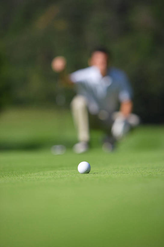 西方人,一个人,蹲,竖图,室外,白天,正面,锻炼,旅游,度假,安全,运动,草地,草坪,植物,欧洲,欧洲人,仅一个男性,仅一个人,握,阴影,服装,朦胧,模糊,光线,高尔夫,高尔夫球,影子,球场,防护,拿,拿着,休闲装,娱乐,高尔夫球场,草,仅一个年轻男性,衣服,绿色,阳光,手套,享受,休闲,休闲服,放松,握着,服饰,保护,高尔夫球杆,室外运动,保险,绿茵场,户外运动,高尔夫运动,高尔夫球具,保全,周全,安稳,安定,防护手套,平安,高尔夫球运动,男人,男性,年轻男性,白种人,蹲着,彩图,全身,健身,高尔夫手套