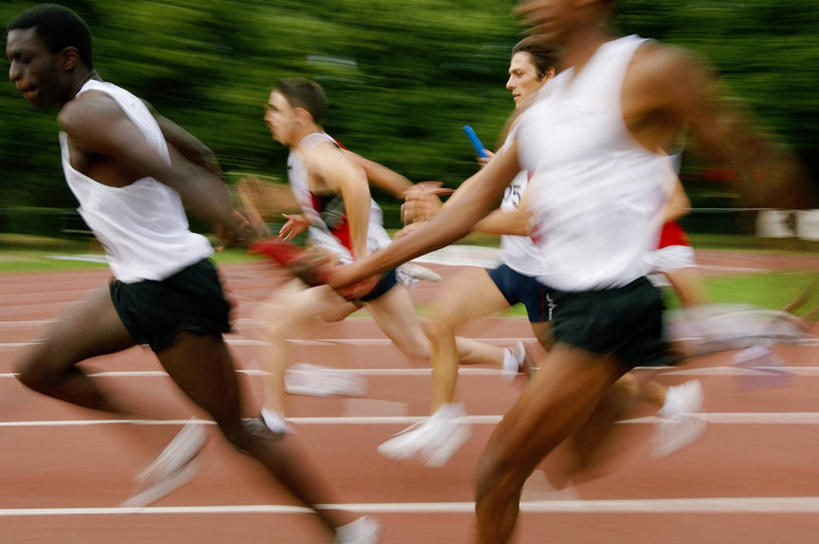 西方人,伙伴,朋友,运动员,体育馆,运动场,跑,横图,室外,白天,侧面,运动服,运动鞋,锻炼,友谊,运动,合作,团队,接力跑,赛跑,草地,草坪,植物,鞋子,欧洲,非洲,黑人,欧洲人,五个人,握,服装,朦胧,模糊,接力棒,田径,跑道,许多人,拿,拿着,体育场,草,树,树木,衣服,绿色,自然,一群人,战略,握着,服饰,田径场,生长,成长,休闲鞋,衣着,穿着,接力赛跑,塑胶跑道,联合,合谋,运动馆,衣饰,配合,体育,协作,接力赛,男人,男性,年轻男性,白种人,非洲人,体育运动员,运动选手,跑步,半身,彩图,健身,全天候田径运动跑道,运动装