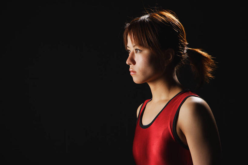东方人,一个人,运动员,站,横图,室内,白天,侧面,运动服,亚洲,仅一个年轻女性,仅一个女性,仅一个人,阴影,黑色背景,服装,反射,影子,注视,黄种人,衣服,红色,观察,看,站着,摄影,服饰,影棚,观看,察看,衣着,穿着,关注,衣饰,年轻女性,女人,女性,亚洲人,体育运动员,运动选手,站立,半身,彩图,影棚拍摄,拍摄,摔跤手,摔跤运动员,运动装