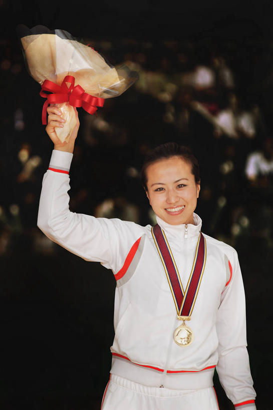 东方人,一个人,运动员,体育馆,运动场,站,举,笑,微笑,露齿笑,竖图,室内,白天,正面,运动服,成功,胜利,亚洲,仅一个年轻女性,仅一个女性,仅一个人,阴影,服装,朦胧,模糊,盛开,反射,丝绸,丝带,影子,缎带,花蕾,注视,黄种人,体育场,绸带,花,花瓣,花朵,鲜花,衣服,红色,白色,花苞,花蕊,观察,看,托,站着,光彩,服饰,观看,察看,衣着,穿着,关注,奖牌,金牌,荣誉,奖品,运动馆,荣耀,衣饰,光荣,年轻女性,女人,女性,亚洲人,体育运动员,运动选手,举起,举手,举着,向上举,向上伸,向上托,站立,半身,彩图,摔跤手,摔跤运动员,运动装