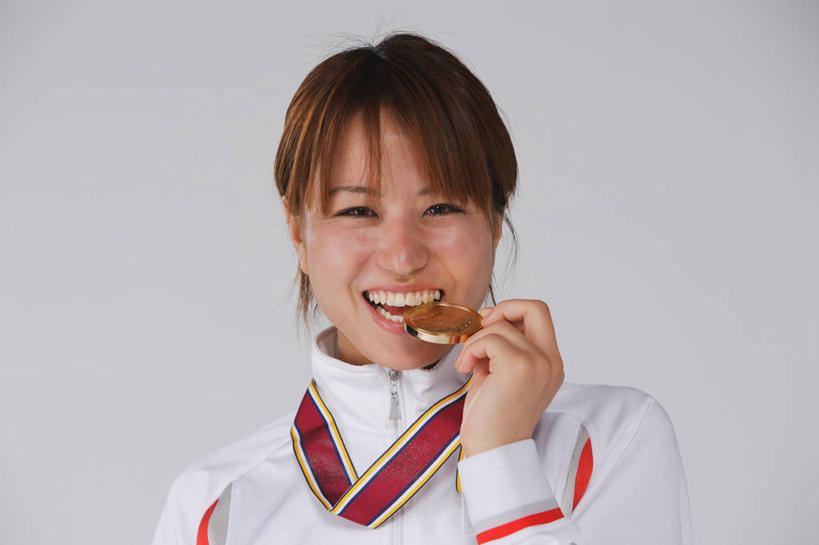 东方人,一个人,运动员,站,笑,微笑,露齿笑,横图,室内,白天,白色背景,正面,运动服,成功,胜利,亚洲,仅一个年轻女性,仅一个女性,仅一个人,咬,阴影,服装,反射,影子,注视,黄种人,一个,衣服,白色,观察,看,站着,光彩,摄影,服饰,影棚,单个,观看,咬着,察看,衣着,穿着,关注,奖牌,金牌,荣誉,奖品,荣耀,衣饰,光荣,年轻女性,女人,女性,亚洲人,体育运动员,运动选手,站立,半身,彩图,影棚拍摄,拍摄,摔跤手,摔跤运动员,运动装