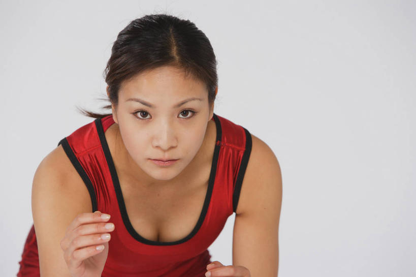 东方人,一个人,运动员,蹲,横图,室内,白天,白色背景,正面,运动服,亚洲,仅一个年轻女性,仅一个女性,仅一个人,准备,阴影,服装,反射,影子,注视,黄种人,衣服,红色,观察,看,摄影,服饰,影棚,观看,察看,衣着,穿着,关注,进攻,衣饰,年轻女性,女人,女性,亚洲人,体育运动员,运动选手,蹲着,半身,彩图,影棚拍摄,拍摄,摔跤手,摔跤运动员,运动装