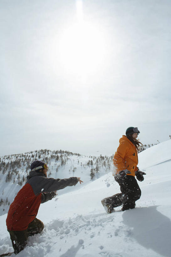 东方人,两个人,伙伴,朋友,走,投,竖图,室外,白天,侧面,锻炼,旅游,度假,游戏,友谊,安全,运动,山,雪,雪山,大雪,亚洲,握,阴影,服装,光线,眼镜,影子,冰,积雪,山峰,雪景,冬季,冬天,防护,山峦,拿,玩,拿着,注视,黄种人,娱乐,衣服,蓝色,蓝天,天空,阳光,天,观察,看,享受,休闲,温暖,放松,寒冷,握着,服饰,晴朗,观看,活动,羽绒服,保暖,护目镜,保护,察看,冰冷,御寒,发泄,关注,消遣,智力,室外运动,滑雪镜,保险,户外运动,打雪仗,万里无云,宣泄,保全,周全,安稳,安定,严寒,冰凉,酷寒,凛冽,极冷,安全防护眼镜,冬装,平安,友情,男人,男性,年轻男性,亚洲人,晴空,晴空万里,步行,抛,扔,撒,散步,玩耍,嬉戏,掷,走路,彩图,全身,健身,雪镜,雪仗,防护眼镜