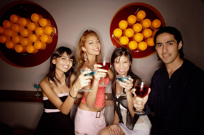 四个人,伙伴,朋友,站,笑,微笑,露齿笑,横图,室内,夜晚,正面,爱情,聚会,奢侈,夜生活,友谊,杯子,亚洲,握,阴影,服装,朦胧,模糊,庆祝,光线,高脚杯,影子,灯光,酒类,浪漫,拿,拿着,注视,休闲装,文化,娱乐,玻璃制品,酒,饮料,衣服,酒杯,鸡尾酒,干杯,观察,看,碰杯,站着,休闲,温暖,温馨,休闲服,恩爱,放松,交际,友好,调酒,握着,恋人,服饰,观看,夜店,庆贺,和睦,察看,创造,关注,礼仪,夜总会,敬酒,想象,劝酒,鸡尾酒杯,友情,男人,男性,年轻男性,年轻女性,女人,女性,亚洲人,印度人,情侣,玻璃杯,站立,半身,彩图,伴侣,融洽