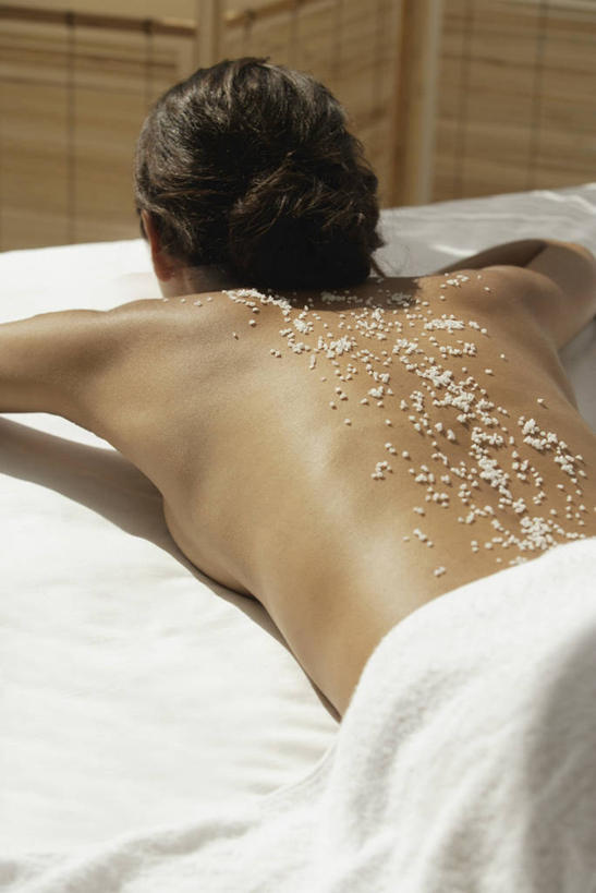 一个人,竖图,俯视,室内,白天,按摩,美容,床,亚洲,仅一个年轻女性,仅一个女性,仅一个人,护肤,阴影,反射,影子,床单,被子,裸露,趴着,保养,享受,休闲,放松,SPA水疗,保健,温泉浴场,被单,裸,养颜,按摩床,年轻女性,女人,女性,亚洲人,印度人,矿泉疗养地,趴,半身,彩图,高角度拍摄,水疗,搓背床,理疗床,美容床,指压床