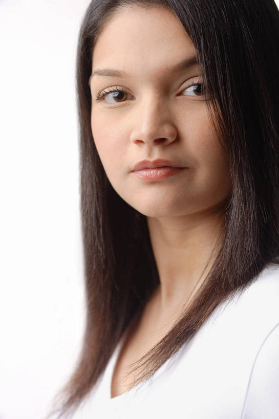 脸,头,脸颊,头发,一个人,站,笑,微笑,竖图,室内,特写,白天,白色背景,侧面,亚洲,仅一个年轻女性,仅一个女性,仅一个人,阴影,服装,反射,影子,扭头,注视,休闲装,肩膀,衣服,白色,黑色,观察,看,站着,转头,休闲,休闲服,摄影,服饰,影棚,观看,察看,毛发,关注,年轻女性,女人,女性,亚洲人,印度人,头部,长发,直发,脸部,脸蛋,面部,站立,半身,彩图,影棚拍摄,拍摄