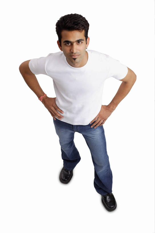 一个人,站,笑,微笑,竖图,俯视,室内,白天,白色背景,亚洲,仅一个男性,仅一个人,服装,裤子,注视,牛仔裤,休闲装,手叉腰,仅一个年轻男性,衣服,白色,叉腰,观察,看,站着,休闲,休闲服,摄影,服饰,影棚,观看,察看,双手叉腰,关注,男人,男性,年轻男性,亚洲人,印度人,抬头,仰头,站立,彩图,高角度拍摄,全身,影棚拍摄,拍摄