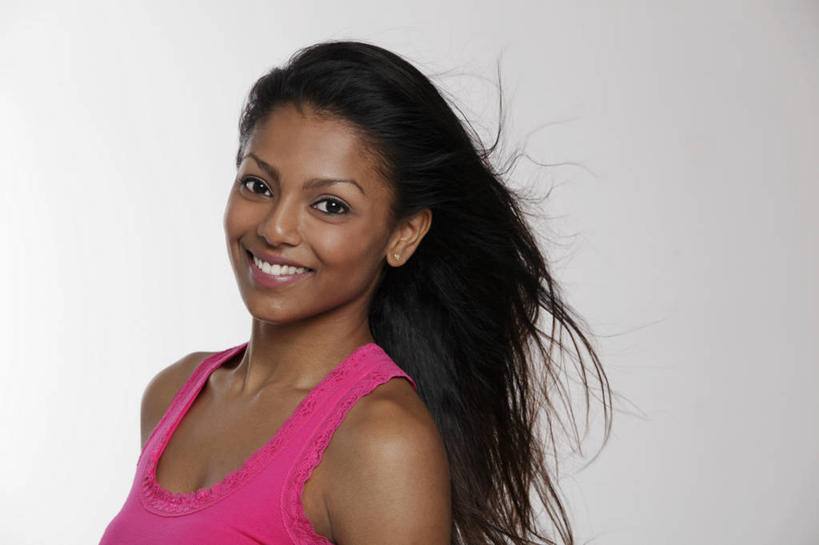 一个人,站,笑,微笑,露齿笑,横图,室内,白天,白色背景,正面,亚洲,仅一个年轻女性,仅一个女性,仅一个人,服装,背心,注视,衣服,粉色,观察,看,站着,摄影,服饰,影棚,观看,察看,衣着,穿着,关注,衣饰,年轻女性,女人,女性,亚洲人,印度人,站立,半身,彩图,影棚拍摄,拍摄