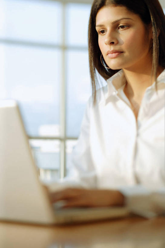 一个人,商务人士,商务女性,办公室,坐,竖图,室内,白天,正面,电脑,笔记本电脑,窗户,家具,桌子,亚洲,仅一个年轻女性,仅一个女性,仅一个人,敲打,阴影,套装,朦胧,模糊,反射,网络,影子,办公桌,注视,输入,通讯设备,玻璃窗,打字,观察,看,观看,点击,一台,敲击,察看,无线,关注,通信设备,商务装,无线网络,无线上网,便携式电脑,工薪阶层,办公家具,按键,手提电脑,年轻女性,女人,女性,亚洲人,印度人,白领,上班族,坐着,半身,彩图