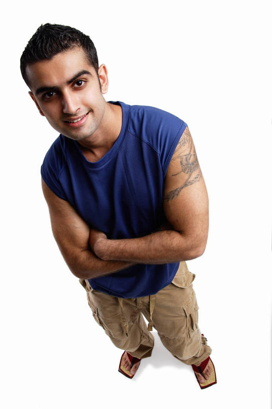 一个人,站,笑,双手交叉,微笑,露齿笑,竖图,俯视,室内,白天,白色背景,时尚,亚洲,仅一个男性,仅一个人,服装,时间,时钟,手表,计时,注视,休闲装,文化,纹身,仅一个年轻男性,衣服,蓝色,钟表,观察,看,站着,休闲,休闲服,表,个性,摄影,服饰,信仰,影棚,观看,腕表,察看,双手抱胸,关注,刺青,追求,想象,文身,勇气,崇拜,张扬,男人,男性,年轻男性,亚洲人,印度人,钟,抬头,仰头,站立,彩图,高角度拍摄,全身,影棚拍摄,拍摄