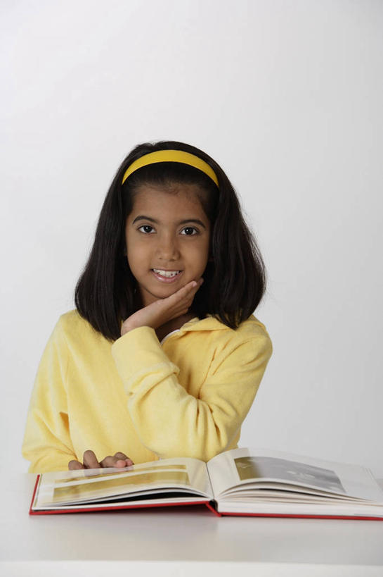 儿童,一个人,坐,笑,微笑,露齿笑,竖图,室内,白天,白色背景,正面,纯洁,桌子,书籍,亚洲,仅一个女性,仅一个人,一本,撑,服装,束发带,托腮,注视,休闲装,书桌,小孩,衣服,黄色,课桌,书本,观察,看,托,仅一个小孩,休闲,休闲服,可爱,童年,童趣,摄影,服饰,影棚,观看,察看,关注,托下巴,童真,烂漫,无邪,单手托腮,天真,女孩,女人,女性,亚洲人,印度人,孩子,书,图书,坐着,半身,彩图,影棚拍摄,拍摄,女生