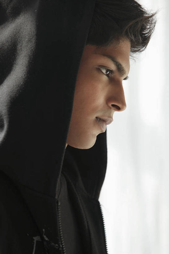 脸,头,脸颊,一个人,站,竖图,室内,特写,白天,白色背景,侧面,亚洲,仅一个男性,仅一个人,抱头,阴影,服装,反射,影子,注视,休闲装,仅一个年轻男性,衣服,观察,看,站着,休闲,思考,休闲服,摄影,服饰,影棚,观看,察看,双手抱头,关注,思虑,捧首,捧头,男人,男性,年轻男性,亚洲人,印度人,头部,脸部,脸蛋,面部,站立,半身,彩图,影棚拍摄,拍摄