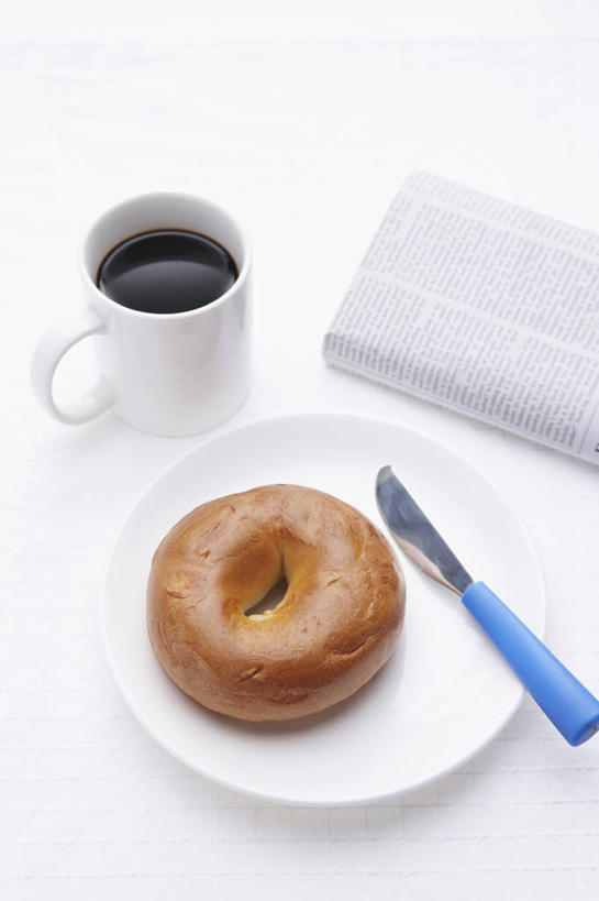 点心,面包,咖啡,无人,竖图,俯视,室内,特写,白天,白色背景,阅读,幸福,餐桌,桌子,报纸,杯子,餐具,一本,学习,阴影,反射,信息,碟子,工具,盘,影子,陶瓷,食品,面点,刀具,陶瓷制品,娱乐,食物,糕点,饮料,三个,一个,盘子,马克杯,水杯,碟,刀,享受,休闲,温馨,放松,乐趣,浏览,摄影,影棚,单个,餐台,新闻,提神,舒适,餐刀,醒脑,软饮料,百吉饼,贝果面包,彩图,高角度拍摄,影棚拍摄,拍摄,报刊