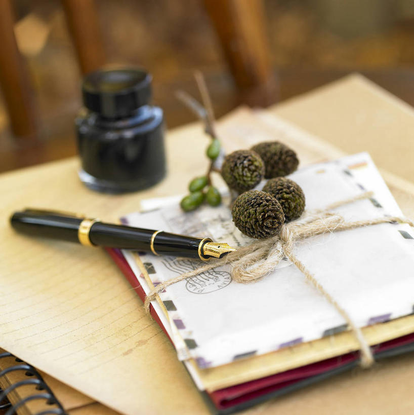 无人,竖图,俯视,室内,特写,白天,桌面,桌子,浆果,阴影,朦胧,模糊,反射,传递,信息,笔,罐子,墨水,影子,邮件,办公用品,钢笔,联系,玻璃制品,文具,玻璃瓶,瓶子,绳子,学习用品,联络,邮递,通信,墨,信件,捆绑,绳索,墨水瓶,墨汁,文具用品,一支,文房四宝,邮政,绑缚,彩图,高角度拍摄