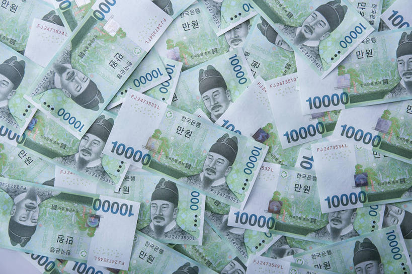 无人,横图,俯视,室内,特写,白天,钱,静物,一堆,许多,阴影,堆叠,堆积,反射,标志,钱币,数字,文字,影子,字符,很多,标识,钞票,金融,纸币,阿拉伯数字,韩币,经济,堆,流通,纸钞,贸易,货币,现金,彩图,高角度拍摄,圜