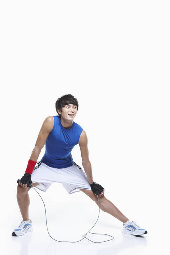 东方人,一个人,站,竖图,室内,白天,白色背景,正面,运动服,运动鞋,鞋子,亚洲,仅一个男性,仅一个人,撑,握,服装,拿,拿着,注视,黄种人,运动器械,仅一个年轻男性,衣服,绳子,观察,看,站着,健身器械,握着,摄影,服饰,影棚,观看,张开双腿,休闲鞋,察看,撑着,衣着,穿着,关注,健身器材,衣饰,展开双腿,男人,男性,年轻男性,亚洲人,站立,彩图,全身,影棚拍摄,拍摄,短绳,运动器材,伸展双腿,运动装