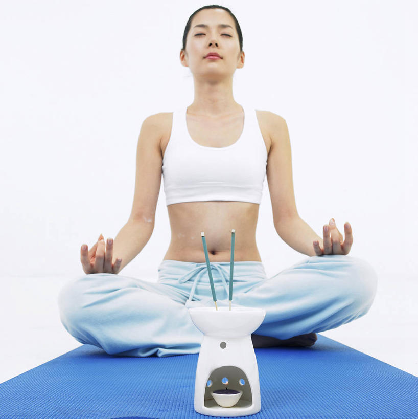 东方人,一个人,坐,闭眼,盘腿,竖图,室内,白天,白色背景,正面,锻炼,瑜伽,运动,蜡烛,亚洲,仅一个年轻女性,仅一个女性,仅一个人,服装,节日,背心,毯子,烟雾,燃烧,黄种人,文化,佛香,衣服,精油,香火,香薰,香烛,瑜伽垫,垫子,祈祷,健康,放松,许愿,芳香疗法,养生,摄影,宗教,服饰,信仰,影棚,烧香,纪念,祈求,衣着,穿着,瑜伽毯,舒心,舒缓,香薰精油,养颜,莲花式,减压,衣饰,香薰疗法,植物精油,露脐装,平安,体育,年轻女性,女人,女性,亚洲人,闭眼睛,闭着眼,闭着眼睛,盘腿而坐,盘膝,盘着腿的,盘着腿坐,双腿交叉,坐着,彩图,全身,影棚拍摄,健身,拍摄