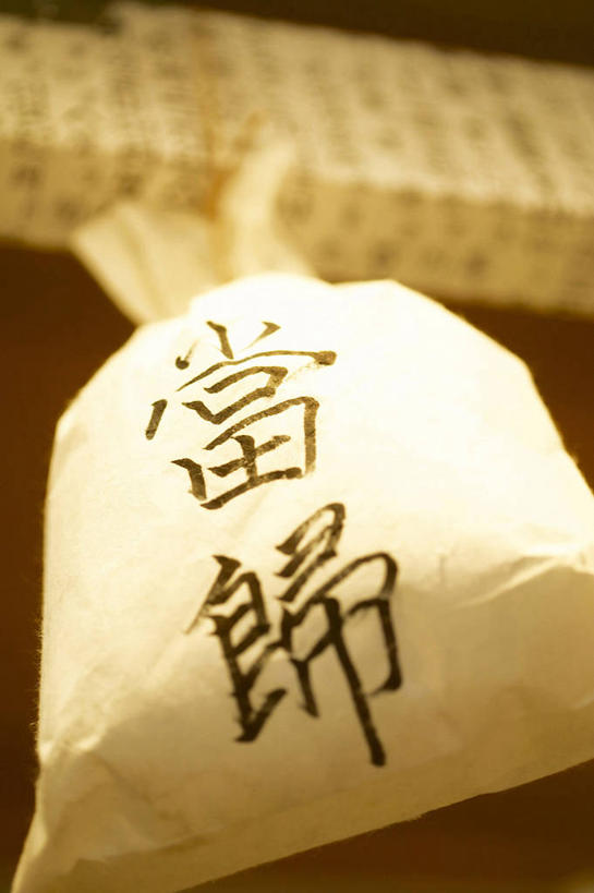 无人,竖图,室内,特写,白天,仰视,植物,当归,袋子,吊挂,悬挂,朦胧,模糊,日文,标志,文字,字符,根,草药,药草,挂,麻袋,标识,中药,一个,容器,单个,储藏,储存,药材,中草药,中药材,本草,日语,云归,西当归,秦归,岷当归,彩图,低角度拍摄,贮存