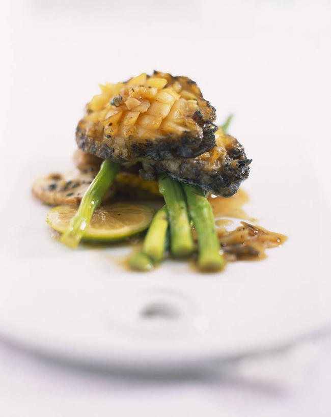 海鲜,无人,竖图,俯视,室内,特写,白天,白色背景,烹饪,西餐,芦笋,蔬菜,餐具,朦胧,模糊,新鲜,鱼,碟子,盘,绿芦笋,料理,食品,水产,菜肴,美食,鱼类,海洋生物,食物,盘子,碟,西式,摄影,鲍鱼,佳肴,有机食品,绿色食品,影棚,石决明,水生动物,海产品,水生物,海底动物,鳆鱼,镜面鱼,明目鱼,猪尾巴,药鸡豆子,石刁柏,蚂蚁杆,龙须菜,狼尾巴根,彩图,高角度拍摄,影棚拍摄,拍摄,红鲍